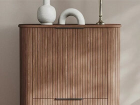 Мебели с релеф или дървени ламели