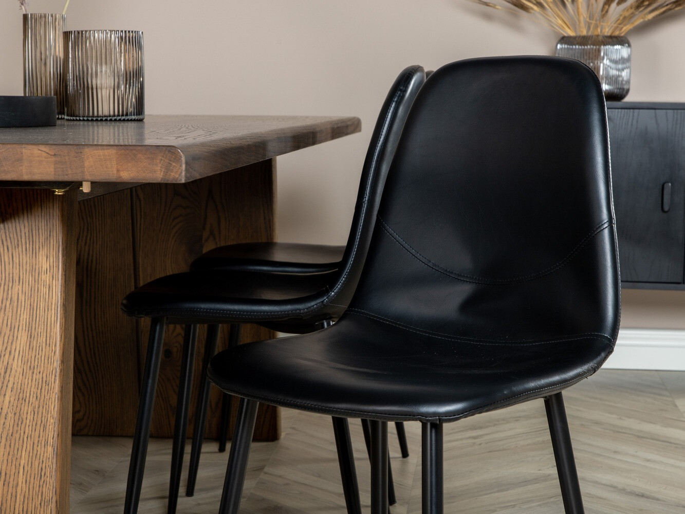 Маса и столове за трапезария Dallas 1841 (Тъмен дъб + Черен)