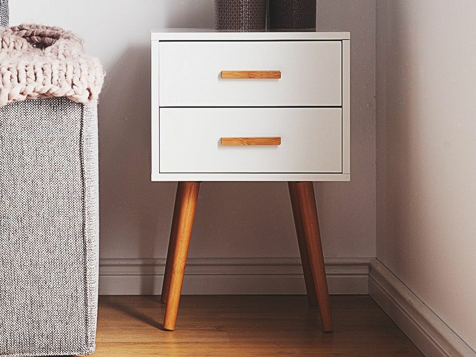 Нощно шкафче Berwyn 281 (Бял + Ярък дърво)