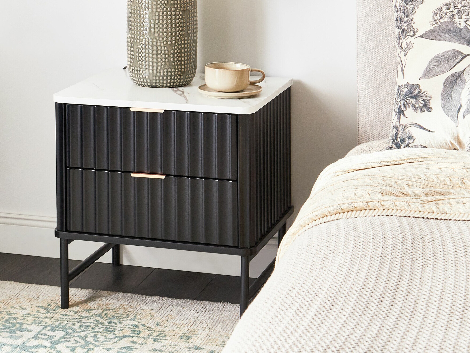 Нощно шкафче Berwyn 2578 (Черен + Бял мрамор)