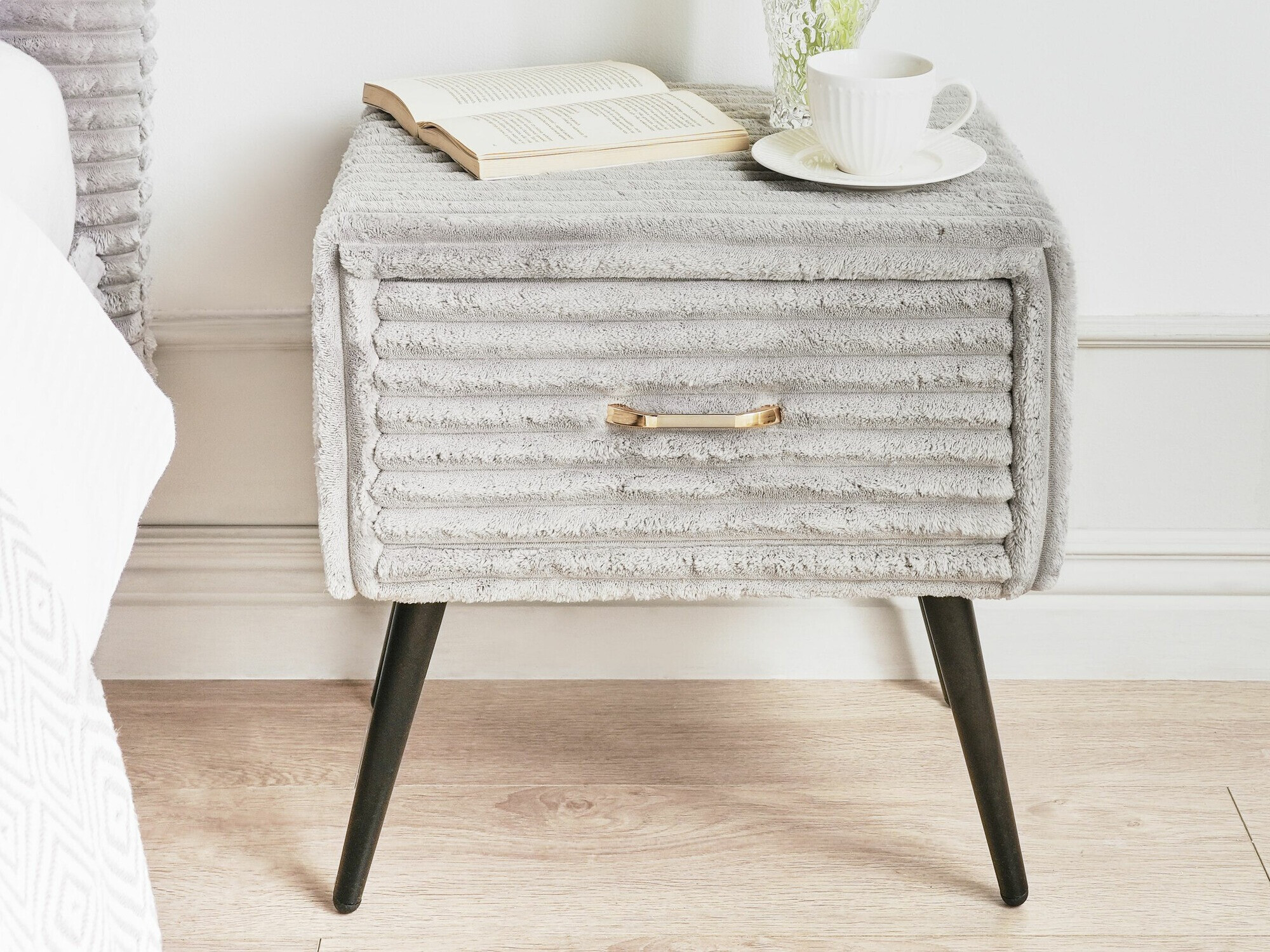 Нощно шкафче Berwyn 2590 (Светло сив)