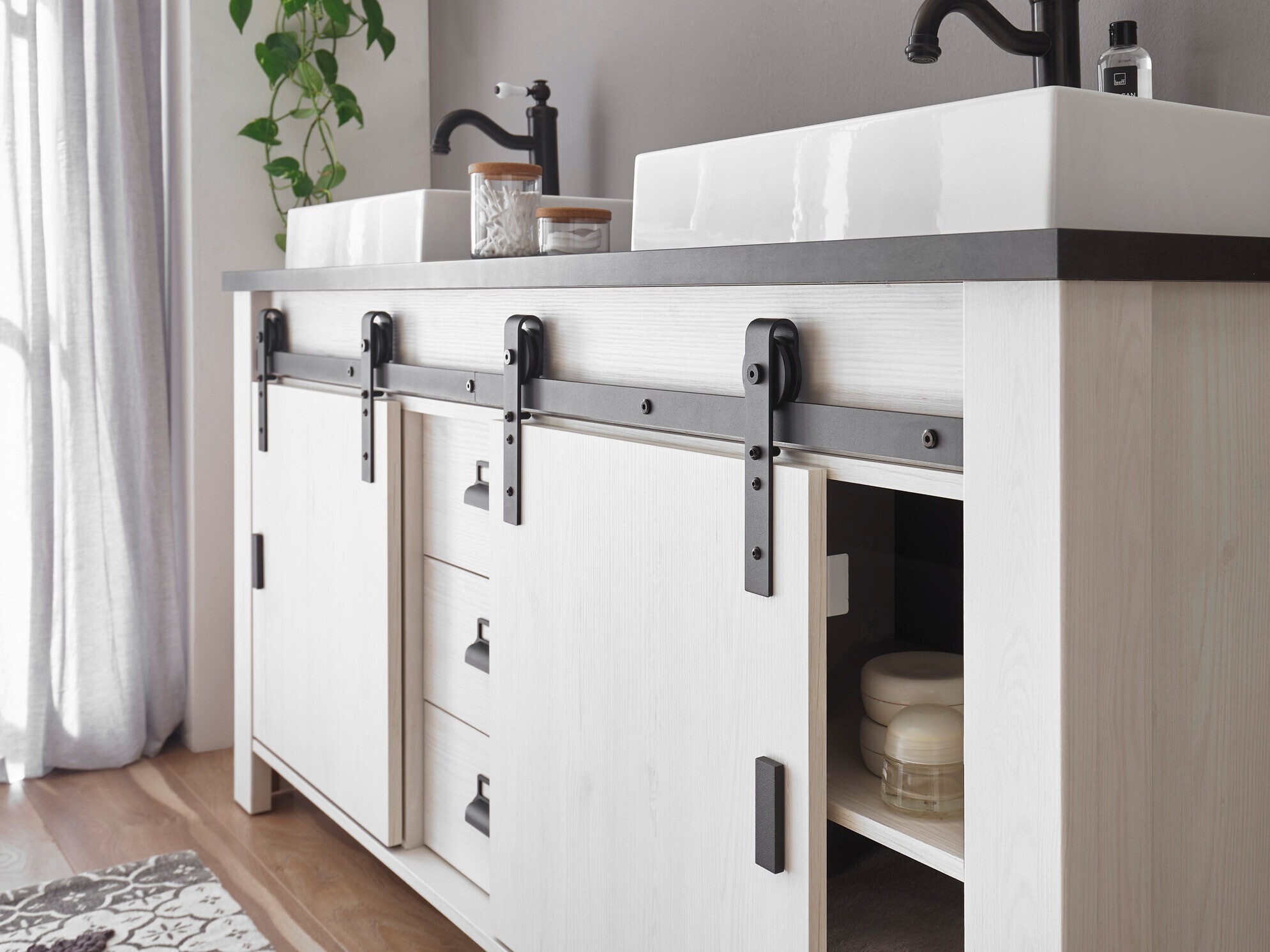 Стоящ шкаф за баня за мивка Cirtale 134 (Избелен бор + Антрацит)