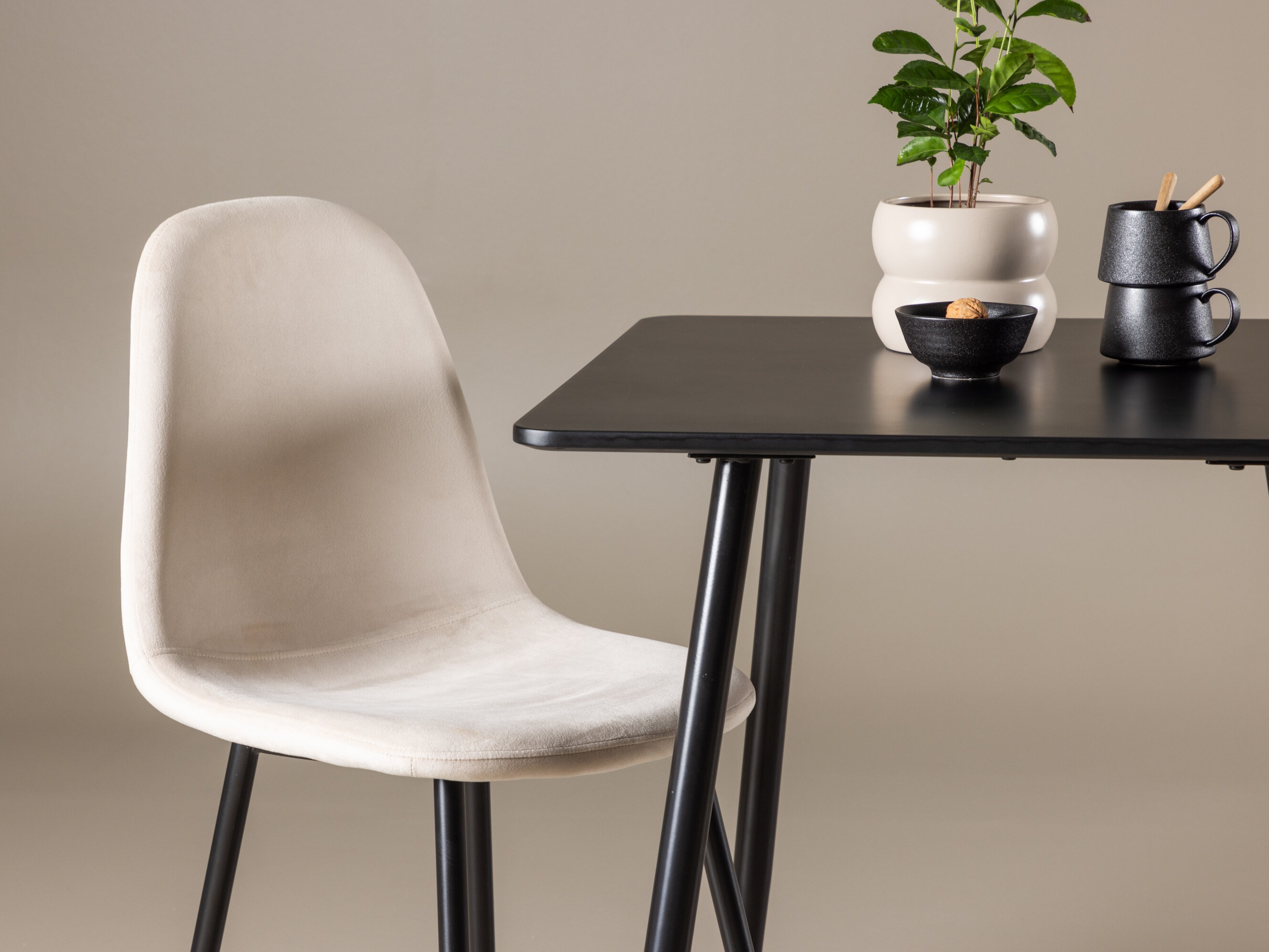 Маса и столове за трапезария Dallas 4909 (Бежов + Черен)