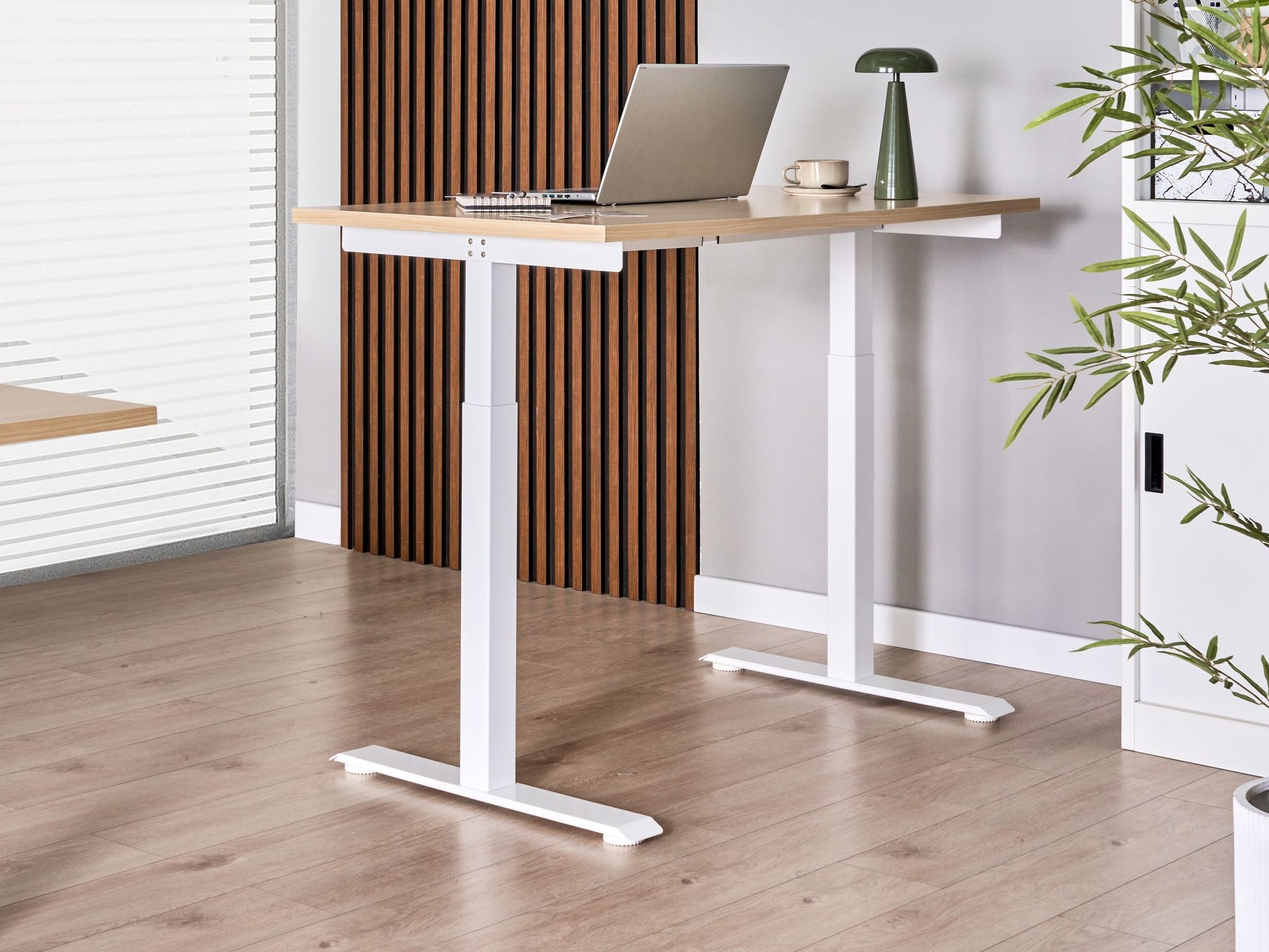 Офис бюро с регулируема височина Berwyn 2863 (Ярък дърво + Бял)