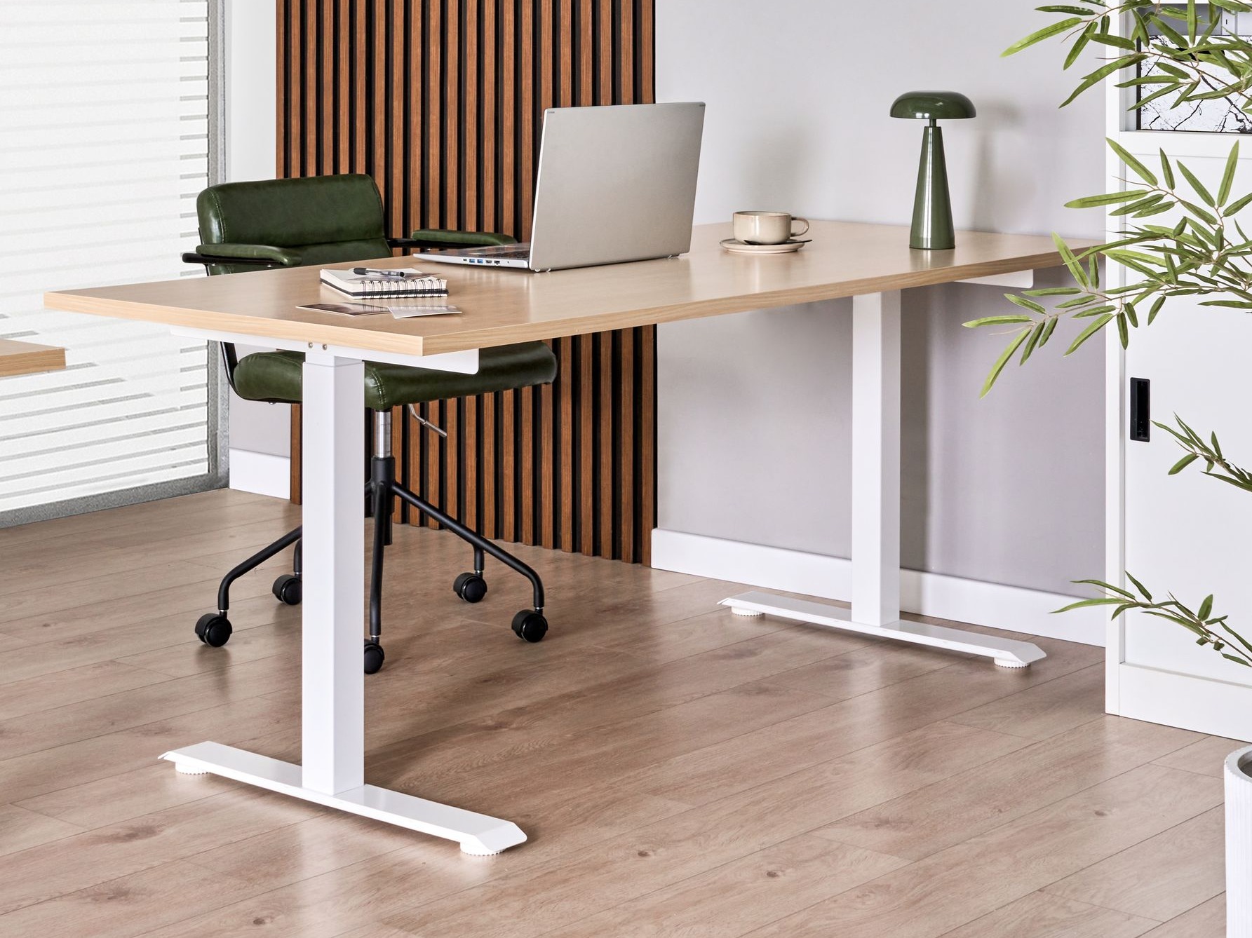 Офис бюро с регулируема височина Berwyn 2865 (Ярък дърво + Бял)