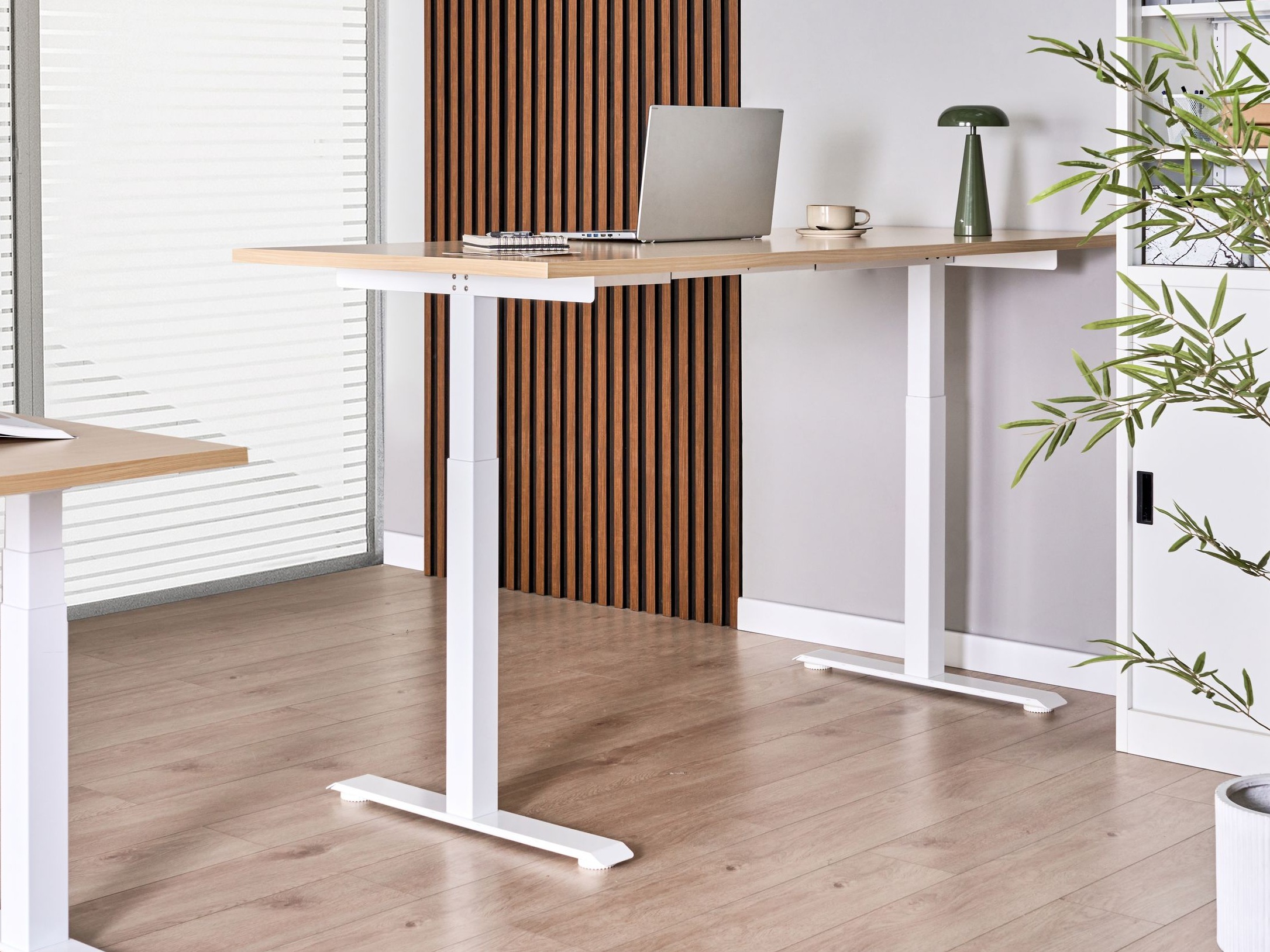 Офис бюро с регулируема височина Berwyn 2865 (Ярък дърво + Бял)