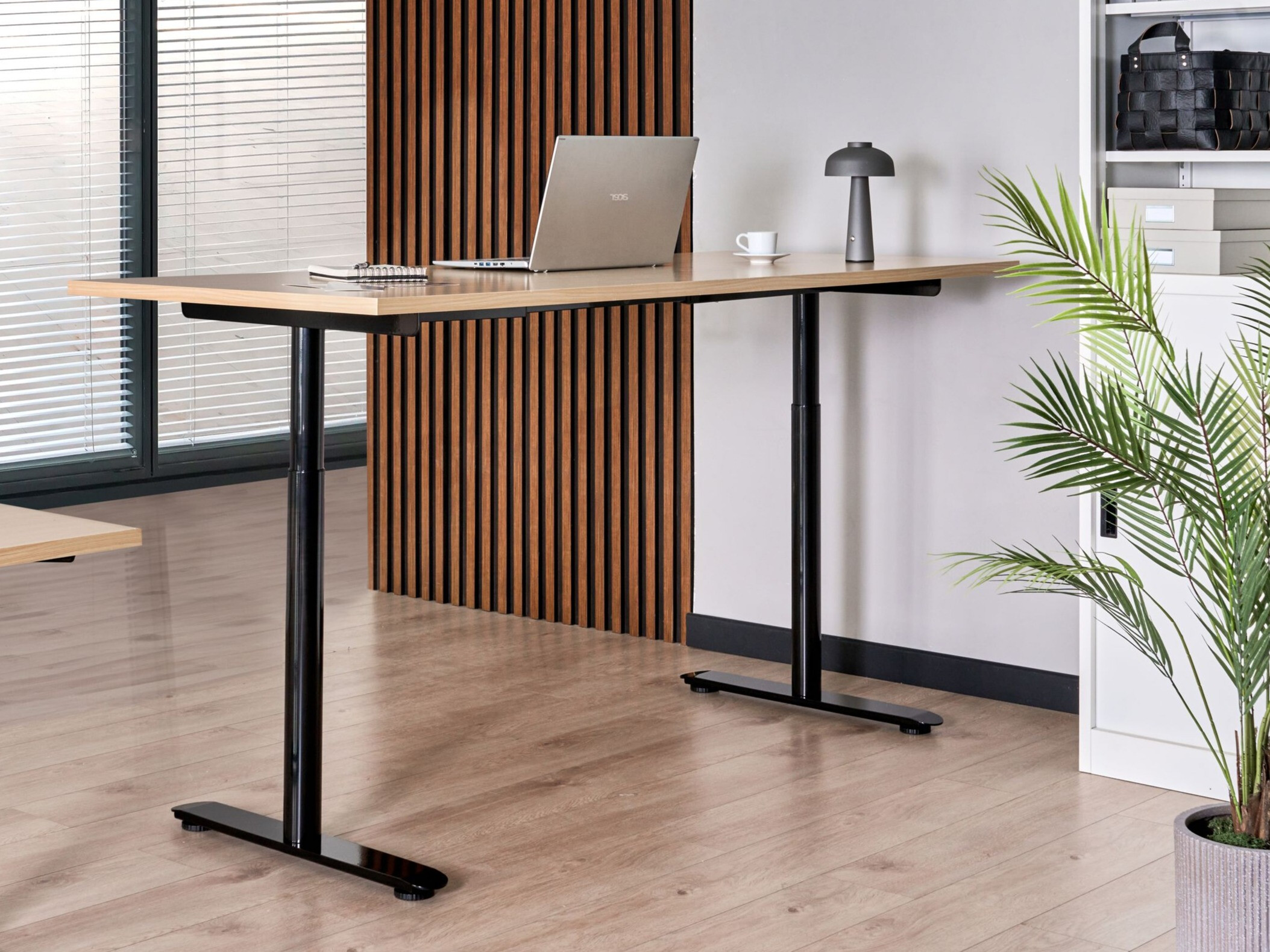 Офис бюро с регулируема височина Berwyn 3188 (Светлокафяво)